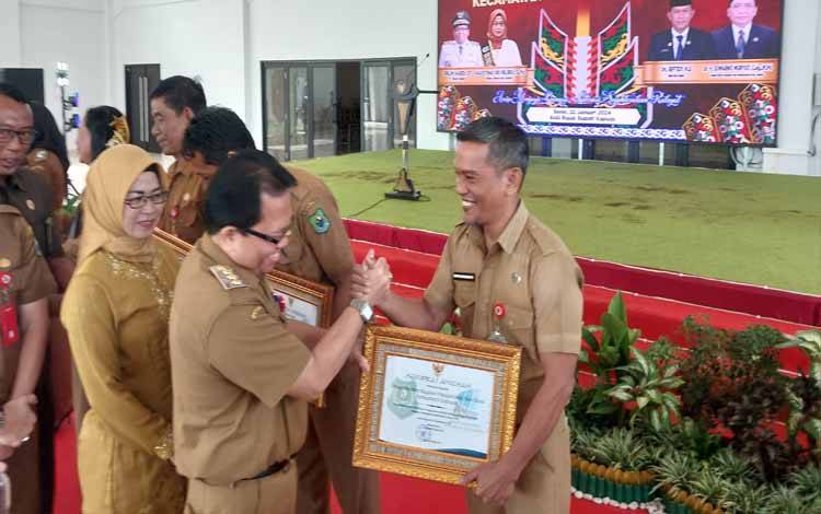 Aktif Gunakan Aplikasi Srikandi, Dinas PMD Kapuas Terima Penghargaan