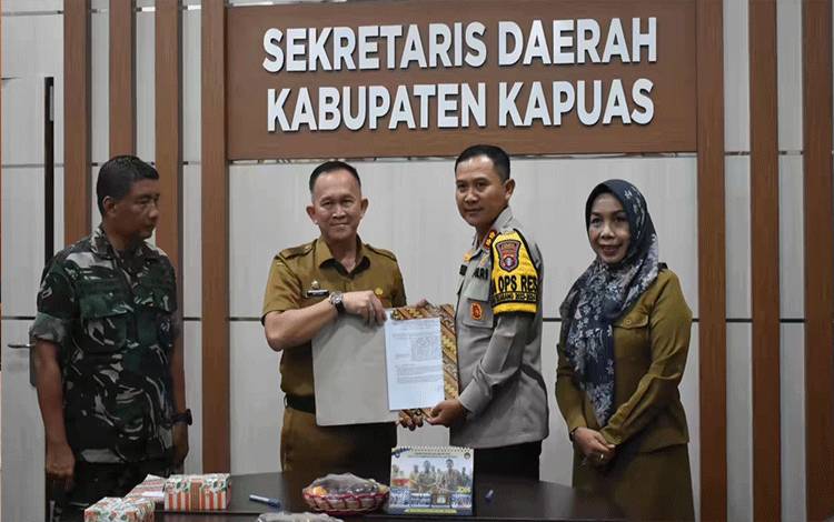 Sekda Kapuas, Septedy saat penandatanganan Berita acara kesepakatan bersama pendanaan kegiatan pengamanan Pilkada di Kabupaten Kapuas tahun 2024 bersama TNI dan Polri. (FOTO: IST)