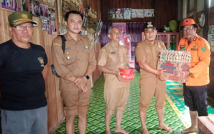 Pemkab Barito Timur Salurkan Bantuan untuk Warga Terdampak Banjir di Desa Kalinapu