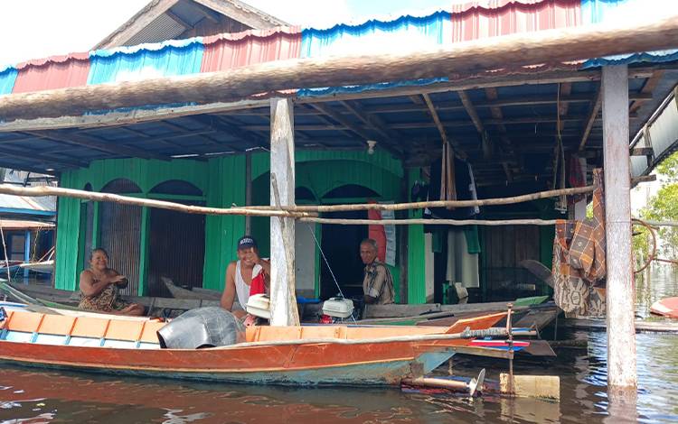 Warga Desa Kalinapu Kabupaten Barito Timur yang rumahnya dilanda banjir. (FOTO: IST)
