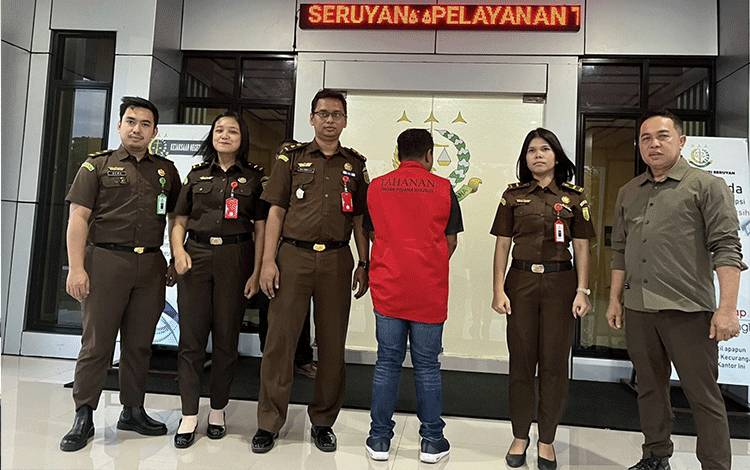 Ditetapkan Sebagai Tersangka, Konsultan Pembangunan Sentra IKM di Seruyan Ditahan