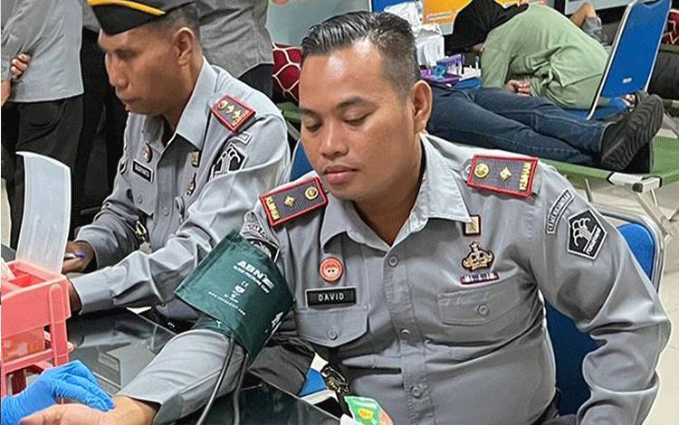 Kepala Rutan Kapuas Turut Donorkan Darah pada Peringatan Hari Bakti Imigrasi