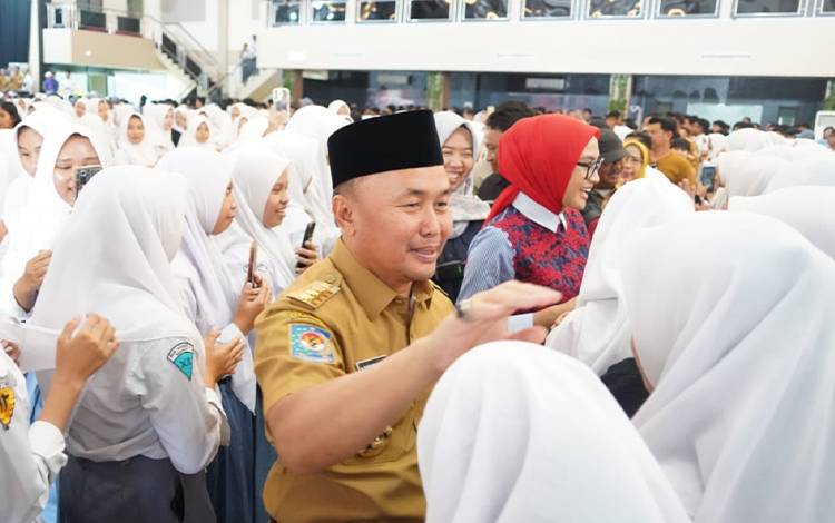 Berbagi Pengalaman, Gubernur Kalteng Ingatkan Bakti Kepada Orangtua Kunci Kesuksesan  ?