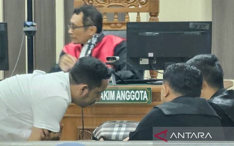 Terdakwa kasus suap DJKA Bernard Hasibuan berkonsultasi dengan penasihat hukumnya saat sidang di Pengadilan Tipikor Semarang, Kamis. ANTARA/I.C. Senjaya