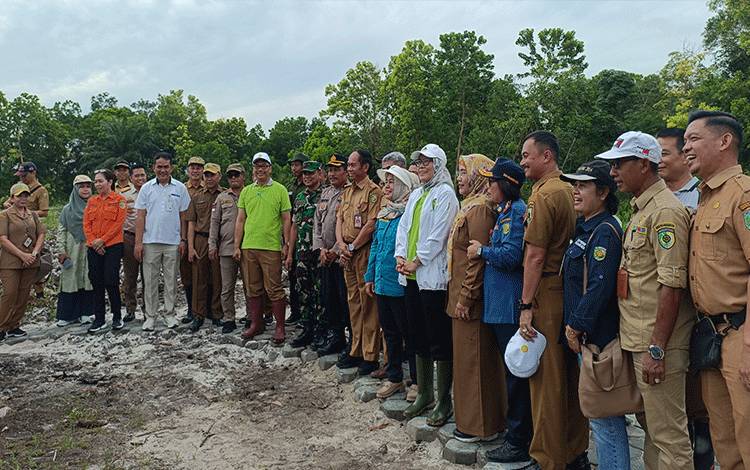 Pj Wali Kota Palangka Raya Ajak OPD Tanam Sayuran di Sekitar Kantor