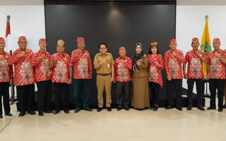 Pj Bupati Kapuas, Erlin Hardi bersama pengurus FPK Kabupaten Kapuas. (FOTO: IST)