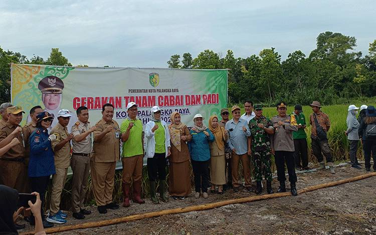 Gerakan menanam di lingkungan Pemko Palangka Raya. (FOTO: HENDRI)?