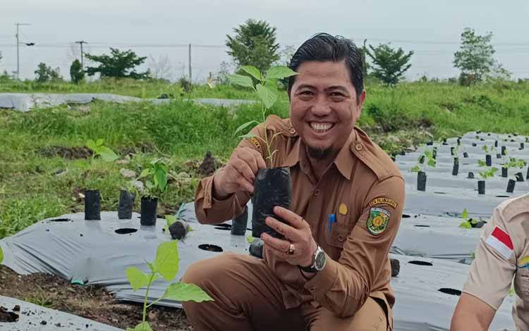 Kepala Bappedalitbang, Palangka Raya, Fauzi Rahman ikuti gerakan menanam cabai. (FOTO: HENDRI)