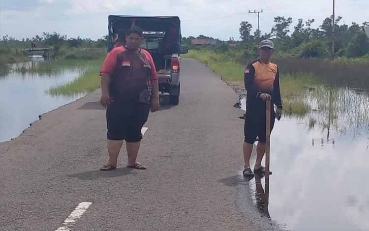 Tim BPBD Palangka Raya saat mengecek kondisi debit air di Kelurahan Petuk Katimpun (Foto : BPBD Palangka Raya)