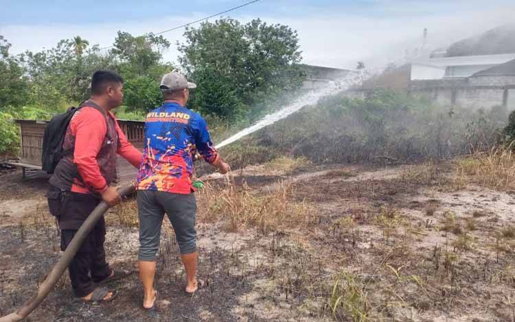 BPBD Palangka Raya Padamkan Karhutla di Garuda II