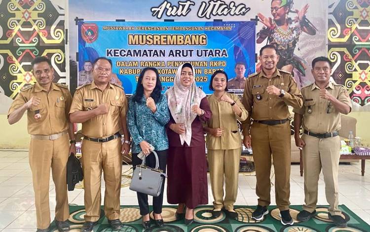 Anggota DPRD Kobar Sri Lestari (tengah) foto bersama usai menghadiri Musrenbang di Aruta. (FOTO: Sri Lestari)