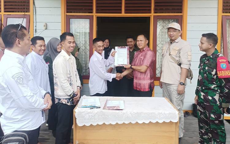 Camat Seruyan Hilir Oon Hariyanto menghadiri serah terima jabatan Pj Kepala Desa Tanjung Rangas. (FOTO: ISTIMEWA)