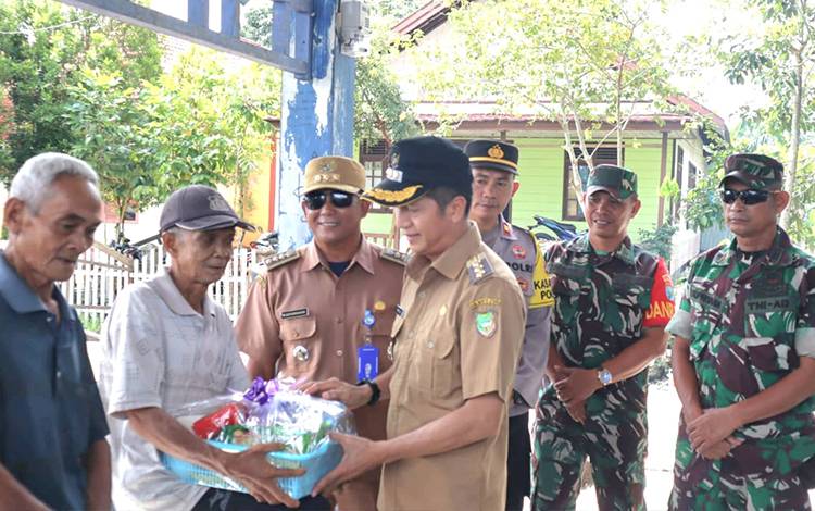 Pj Bupati Barito Utara Tinjau dan Serahkan Bantuan untuk Warga Terdampak Banjir