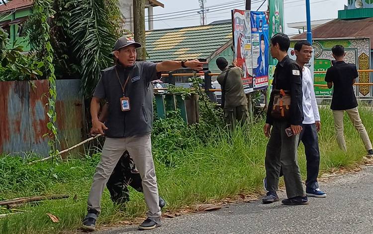 Ketua Bawaslu Kabupaten Kotawaringin Timur, Muhammad Natsir saat menertibkan APK melanggaraturan, Rabu, 24 Januari 2024. (FOTO: DEWIP)
