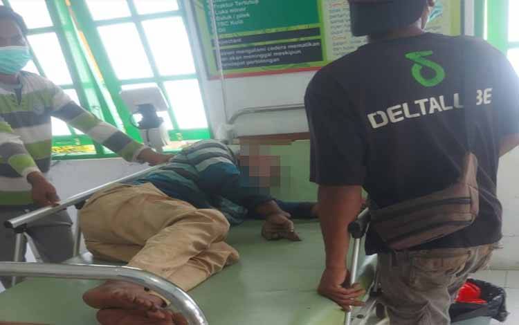 Seorang Pria Nekat Minum Racun di Sebelah Kuburan Istrinya