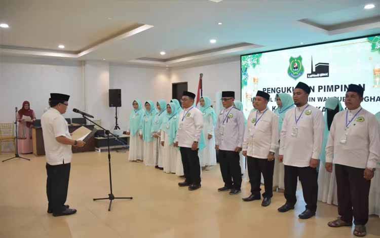 Pj Bupati Kukuhkan Pengurus Ittihadul Muballighiin Walmuballighaat Kapuas Masa Bakti 2024-2029