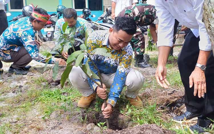 Pelantikan KPPS di Kotim Diiringi Aksi Penanaman Pohon Bentuk Kompensasi Pemakaian Kertas