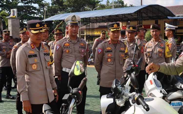 Kapolres Kapuas AKBP Gede Pasek Muliadnyana cek ranmor dinas, Kamis, 25 Januari 2024. (FOTO: IST)