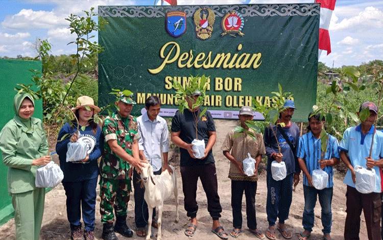 Ikuti Vidcon Bersama KASAD, Kodim Pangkalan Bun Serahkan Bantuan Paket Sembako dan Ternak ke Warga