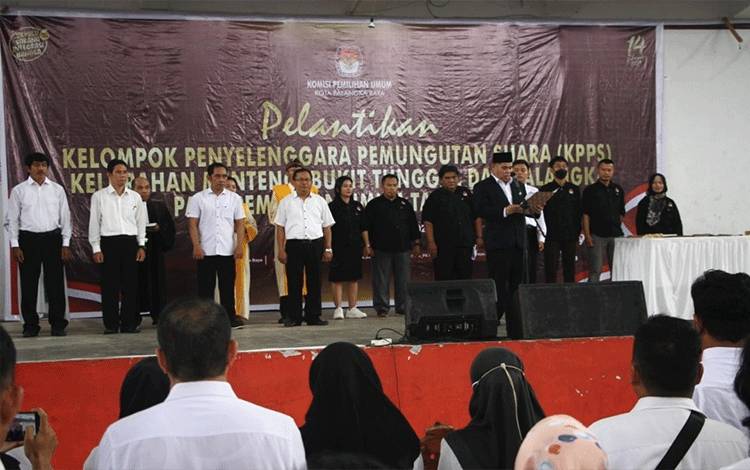 Pengukuhan Petugas KPPS dan jajaran KPU, Kapolresta, pemerintah Kota Palangka Raya, berfoto bersama setelah prosesi pelantikan. (FOTO: IRPAN)