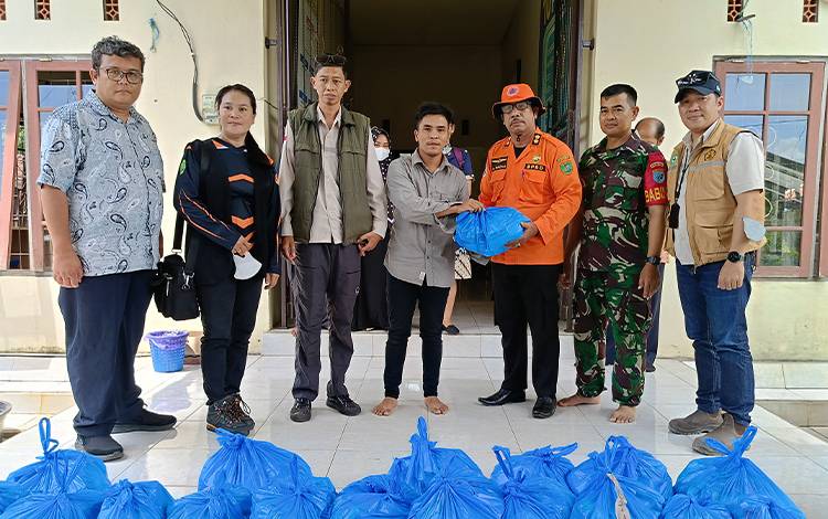 BPBD Damkar Barito Timur Salurkan Bantuan Pihak Ketiga ke Warga Desa Telang Baru dan Juru Banu