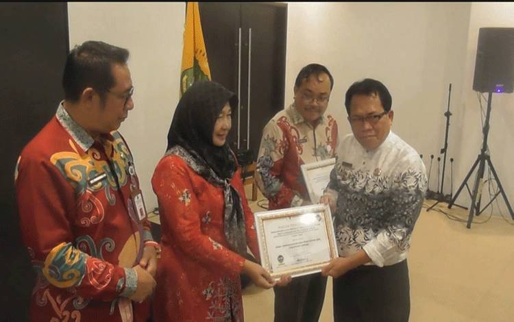 Disdukcapil Kapuas Raih Predikat Kepatuhan Pelayanan Publik Berkualitas Tinggi dari Ombudsman RI
