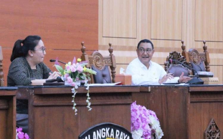 Asisten I Setda Palangka Raya, Sahdin Hasan mengikuti rapat paripurna membahas usulan Raperda Penyertaan Modal. (FOTO: SETWAN)