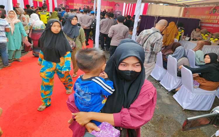 Susi saat hendak melakukan pemeriksaan kesehatan di Bakti sosial Polda Kalteng (Foto : PATHUR)