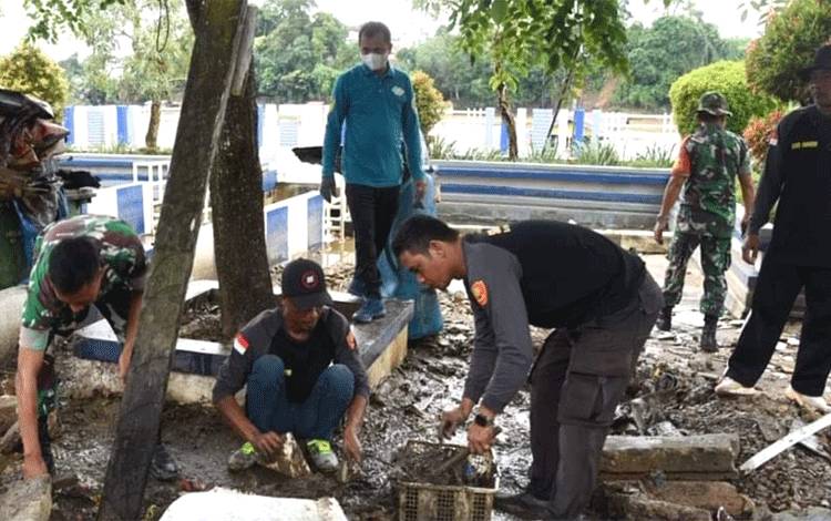 Pemkab Barito Utara Kerja Bakti Pembersihan Pascabanjir