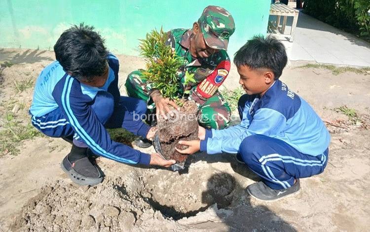 Tanamkan Cinta Lingkungan Sejak Dini, Kodim Pangkalan Bun Ajak Pelajar Menanam Pohon