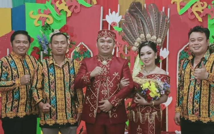 Pendiri Perpedayak Langsungkan Pernikahan Adat Dayak Ngaju