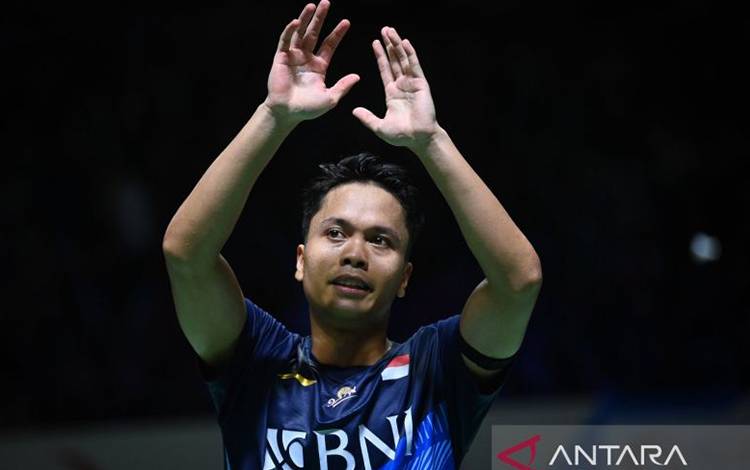 Pebulu tangkis tunggal putra Indonesia Anthony Sinisuka Ginting menyapa para suporternya usai mengalahkan tunggal putra Malaysia Leong Jun Hao pada babak 16 besar Daihatsu Indonesia Masters 2024 di Istora Senayan, Gelora Bung Karno (GBK), Jakarta, Kamis (25/1/2024). Anthony Ginting melaju ke perempat final Daihatsu Indonesia Masters 2024 setelah memenangi pertandingan 21-15 dan 21-17. ANTARA FOTO/Aditya Pradana Putra/wpa.