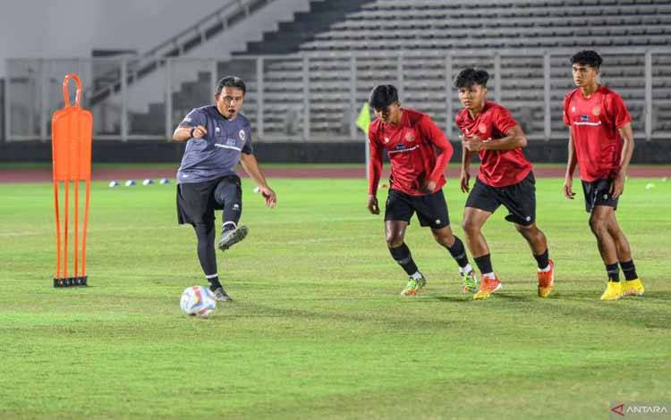 Asisten pelatih Bima Sakti (kiri) mengoper bola kepada sejumlah pesepak bola Tim Nasional Indonesia U-20 saat sesi latihan di Stadion Madya Gelora Bung Karno, Senayan, Jakarta, Kamis (25/1/2024). . ANTARA FOTO/Sulthony Hasanuddin/rwa. (ANTARA FOTO/SULTHONY HASANUDDIN)