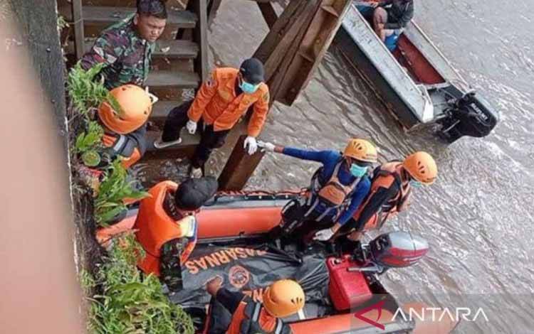 Tim gabungan mengevakuasi korban Dimas Akbar Hafany yang tenggelam di DAS Kahayan, Jumat (26/1/2024). ANTARA/HO-BPBD Pulang Pisau.