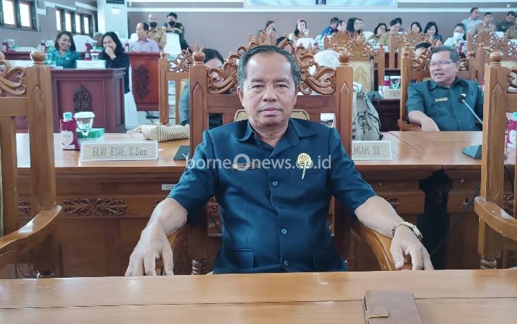 Anggota DPRD Gunung Mas Polie L Mihing saat mengikuti rapat paripurna. (FOTO: RISKA YULYANA)