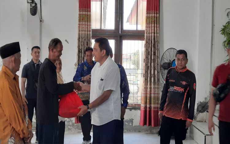 Pj Bupati Kobar Serahkan Bantuan Ratusan Paket Sembako Pada Warga Terdampak Banjir