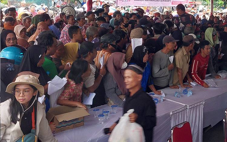 Serbu Pasar Penyeimbang Digelar Pemprov Kalteng di Kapuas, Warga Bersyukur Dapat Sembako Gratis