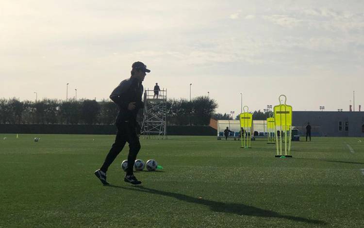 Pelatih timnas Indonesia Shin Tae-yong saat memantau proses latihan di Lapangan Al Egla 2, Doha, Qatar, Sabtu. (ANTARA/Roy Rosa Bachtiar)