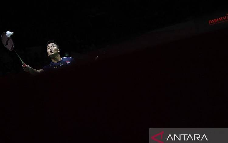 Pebulu tangkis tunggal putra Indonesia Anthony Sinisuka Ginting mengembalikan kok ke arah lawannya Loh Kean Yew asal Singapura pada perempat final turnamen Daihatsu Indonesia Masters 2024 di Istora Senayan, Gelora Bung Karno (GBK), Jakarta, Jumat (26/1/2024). Ginting lolos ke semifinal usai menang dengan dua gim langsung 21-17, 21-19. ANTARA FOTO/M Risyal Hidayat/rwa.