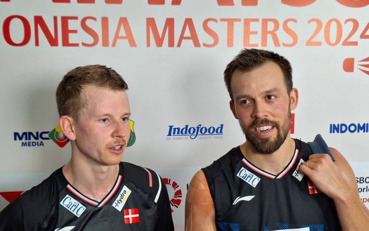 Pebulu tangkis ganda putra Denmark Kim Astrup (kiri) bersama dengan Anders Rasmussen (kanan) seusai pertandingan semi final Daihatsu Indonesia Masters 2024 yang berlangsung di Istora Senayan, Jakarta, Sabtu (27/01/2024). (ANTARA/FAJAR SATRIYO)