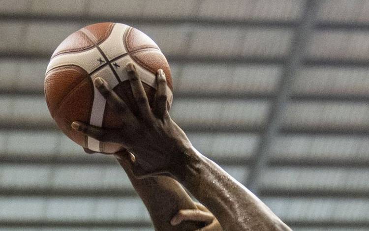 Pebasket Prawira Harum Bandung Dane Anthony Miller Jr melakukan Lay Up saat melawan tim basket Kesatria Bengawan Solo pada pertandingan Indonesian Basketball League (IBL) 2024 di GOR C-tra Prawira Arena, Bandung, Jawa Barat, Minggu (14/1/2024). ANTARA FOTO/M Agung Rajasa