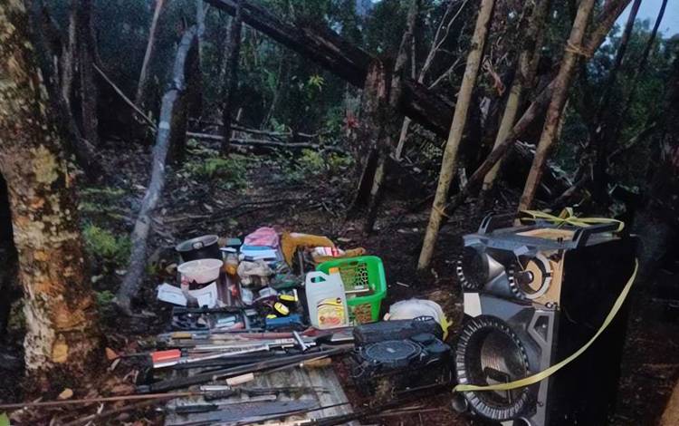 Sejumlah alat bukti KKB yang diamankan Aparat TNI Satuan Tugas Batalyon Infanteri 133/Yudha Sakti saat melakukan penyergapan terhadap markas KKB di Kabupaten Maybrat, Kamis (25/1/2024). ANTARA/Yuvensius Lasa Banafanu.
