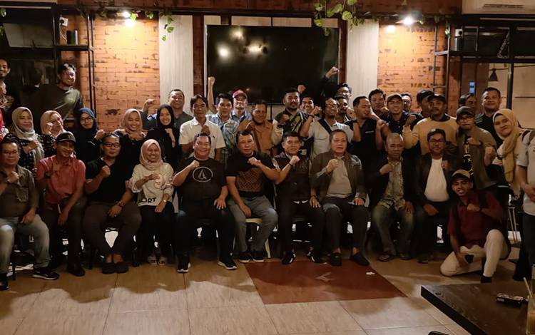 Pertemuan Bupati Kotawaringin Timur Halikinnor dengan insan media di Query Coffee, Sabtu malam, 27 Januari 2024.