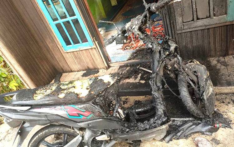 Rumah warga di RT 06 Desa Lemo I, yang juga rumah adik dari Sekdes Lemo I, Zainal Arifin diduga akan dibakar oleh orang tak dikenal (OTK) pada Minggu, 28 Januari 2024 sekitar pukul 02.30 WIB. (FOTO: DHANI)