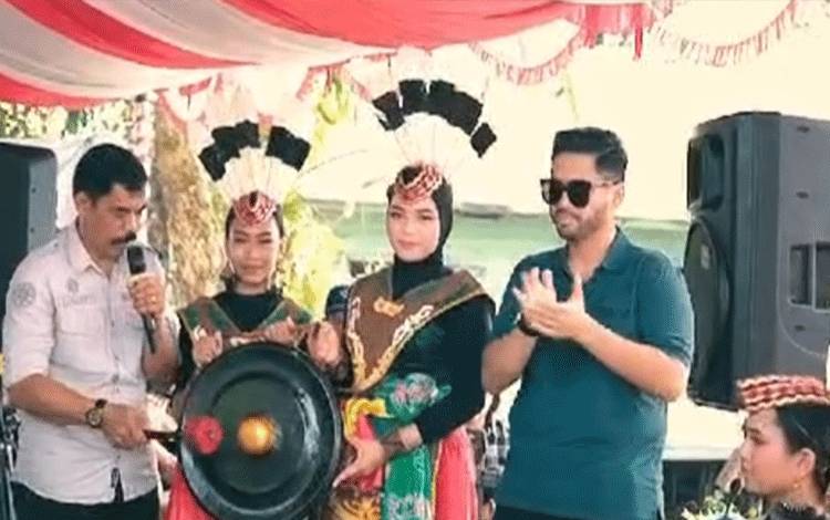 Anggota DPRD Kapuas, Parij Ismeth Rinjani (paling kanan) saat hadiri pembukaan Katinting Race 2024. (FOTO: IST)