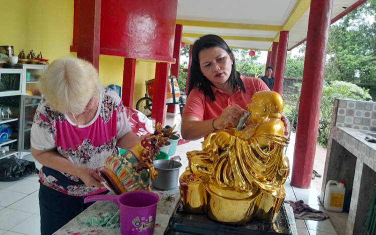 Jelang Imlex 2024, Warga Keturunan Tionghoa Bersihkan Rupang di Vihara Avalokitesvara Palangka Raya