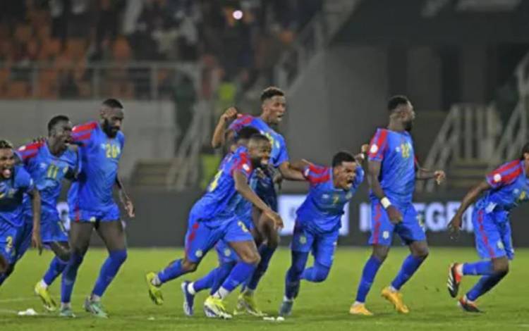 Pemain RD Kongo merayakan keberhasilannya lolos ke babak perempat final Piala Afrika setelah menyingkirkan Mesir lewat babak adu penalti dengan skor 8-7 di Stadion Laurent Pokou, San Pedro, Pantai Gading, Minggu (28/1/2024). (Website resmi CAF)