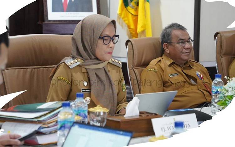 Pj Wali Kota Palangka Raya, Hera Nugrahayu bersama jajaran mengikuti rapat koordinasi penanganan inflasi. (FOTO: PROKOM)?
