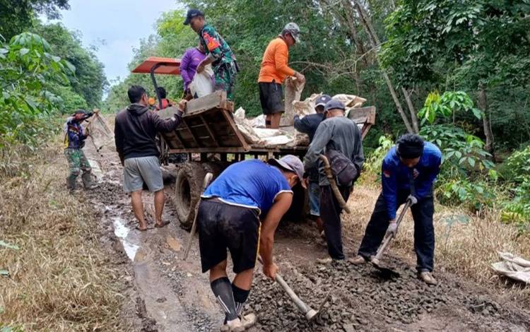 Babinsa Mantangai dan Masyarakat Desa Keladan Gotong Royong Perbaiki Jalan Usaha Tani?