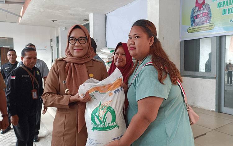 Pj Wali Kota Palangka Raya, Hera Nugrahayu saat menyerahkan bantuan beras CPP. (FOTO: HENDRI)